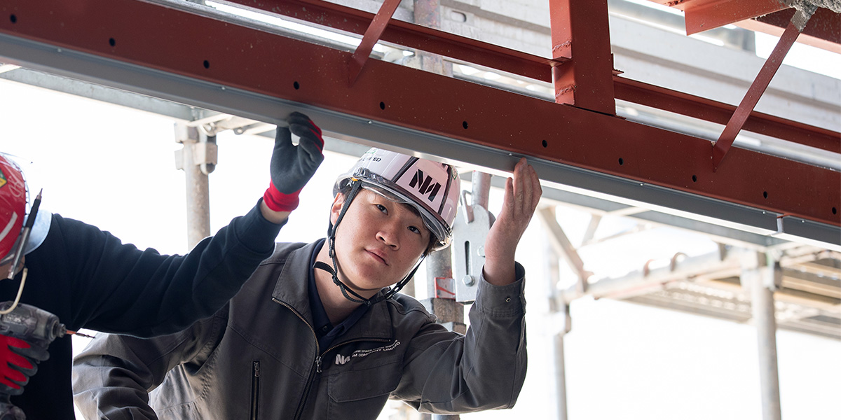 現場での取り付け確認も大切な仕事です。