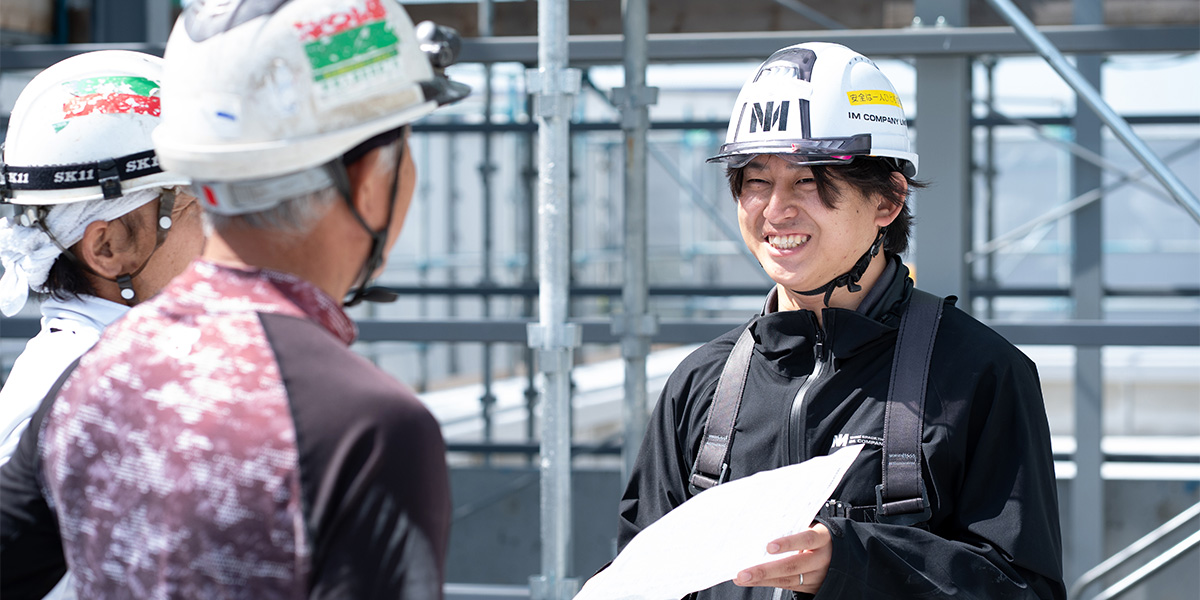 取り付けを行って頂く職人の方に、作業の打ち合わせを現地でも行います。