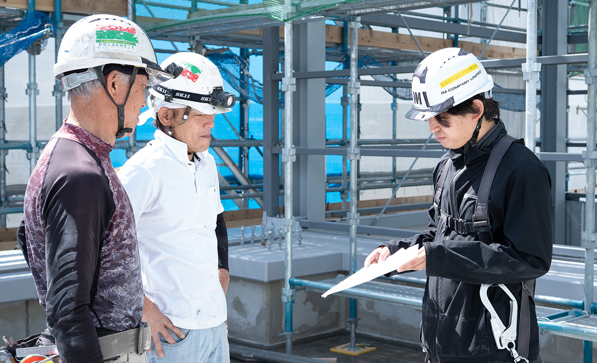 取り付けを行って頂く職人の方に、作業の指示と施工の管理を行っている風景